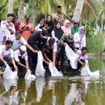 PJ Gubernur Sulawesi Selatan Bahtiar Baharuddin dan Pj Bupati Bone Islamuddin kembali melakukan penebaran 400 ribu bibit ikan nila dan mas di dua lokasi di Kabupaten Bone, Rabu, 13 Maret 2024.