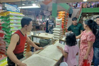 Pedagang beras, Slamet, 48, saat melayani sejumlah pembeli di losnya di Pasar Ciracas, Kelurahan/Kecamatan Ciracas, Jakarta Timur, Rabu (13/3). Foto: Joesvicar Iqbal/ipol.id