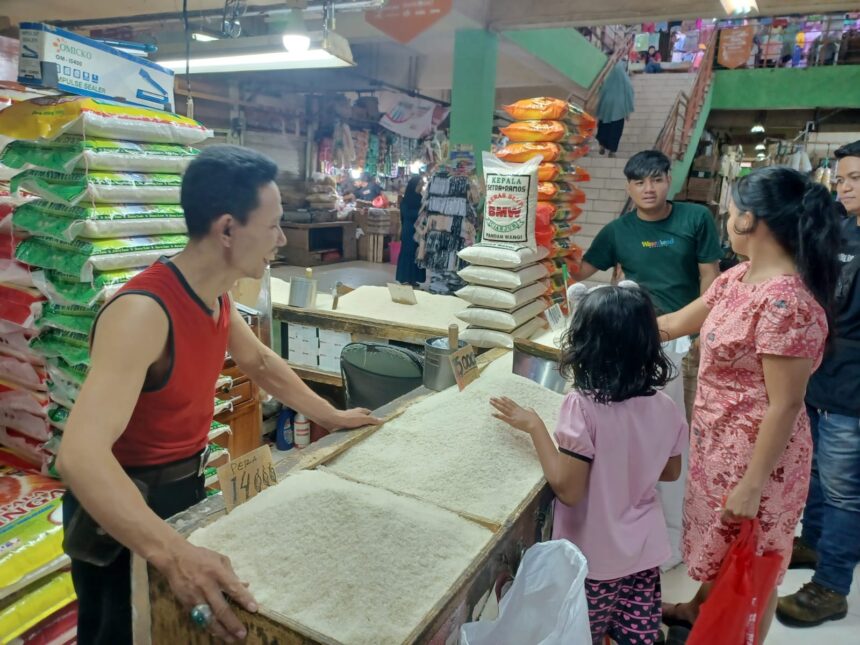 Pedagang beras, Slamet, 48, saat melayani sejumlah pembeli di losnya di Pasar Ciracas, Kelurahan/Kecamatan Ciracas, Jakarta Timur, Rabu (13/3). Foto: Joesvicar Iqbal/ipol.id