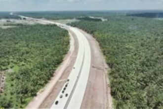 Ilustrasi pembangunan jalan tol Trans Sumatera. Foto: Tangkap layar YT @infrastrukturindonesia