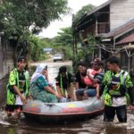 Suasana saat sejumlah petugas mengevakuasi warga terdampak banjir di Kota Palangkaraya, Rabu (13/3). Foto: Badan Penanggulangan Bencana Daerah (BPBD) Kota Palangkaraya