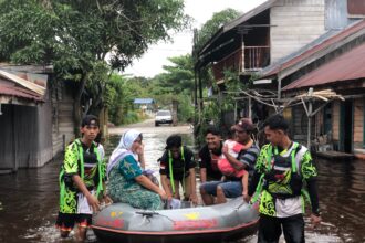 Suasana saat sejumlah petugas mengevakuasi warga terdampak banjir di Kota Palangkaraya, Rabu (13/3). Foto: Badan Penanggulangan Bencana Daerah (BPBD) Kota Palangkaraya