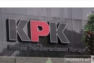 Logo KPK terpampang di depan lobi Gedung Merah Putih. Foto: Tangkap layar CNBC (YouTube)