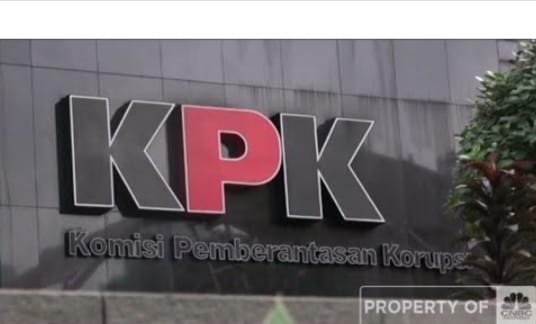 Logo KPK terpampang di depan lobi Gedung Merah Putih. Foto: Tangkap layar CNBC (YouTube)