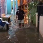 Banjir yang merendam permukiman di Kebon Pala, RW 04 dan RW 05, Kampung Melayu, Jatinegara, Jakarta Timur, Kamis (14/3) malam, membuat aktivitas warga setempat terganggu. Salat Tarawih warga terpaksa dipindahkan sementara. Foto: Ist