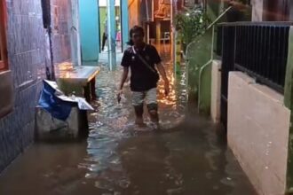 Banjir yang merendam permukiman di Kebon Pala, RW 04 dan RW 05, Kampung Melayu, Jatinegara, Jakarta Timur, Kamis (14/3) malam, membuat aktivitas warga setempat terganggu. Salat Tarawih warga terpaksa dipindahkan sementara. Foto: Ist