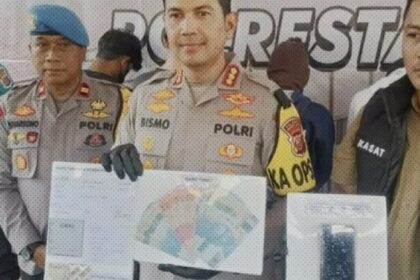 Kapolresta Bogor Kota Kombes Pol Bismo Teguh Prakoso menunjukan barang bukti pelaku mucikari prostitusi online. Foto: IG @infobogor (tangkap layar)