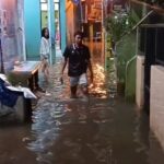 Banjir yang merendam permukiman di Kebon Pala, RW 04 dan RW 05, Kampung Melayu, Jatinegara, Jakarta Timur, pada Jumat (15/3) pukul 00.30 WIB, air mulai naik. Foto: Joesvicar Iqbal/ipol.id