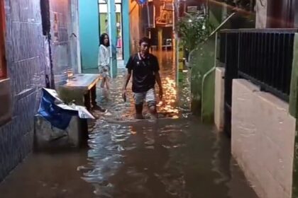 Banjir yang merendam permukiman di Kebon Pala, RW 04 dan RW 05, Kampung Melayu, Jatinegara, Jakarta Timur, pada Jumat (15/3) pukul 00.30 WIB, air mulai naik. Foto: Joesvicar Iqbal/ipol.id