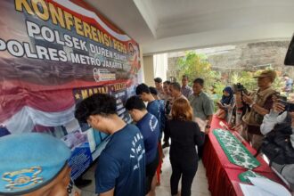 Kapolres Metro Jakarta Timur, Kombes Nicolas Ary Lilipaly didampingi Kapolsek Duren Sawit, AKP Sutikno saat meminta keterangan pada empat tersangka berinisial DY, APB, BFB dan MAI diamankan dari kawasan Cileungsi, Jawa Barat, dengan barang bukti sejumlah celurit, batu dan stik golf di Mapolsek Duren Sawit, Jumat (15/3) siang. Foto: Joesvicar Iqbal/ipol.id