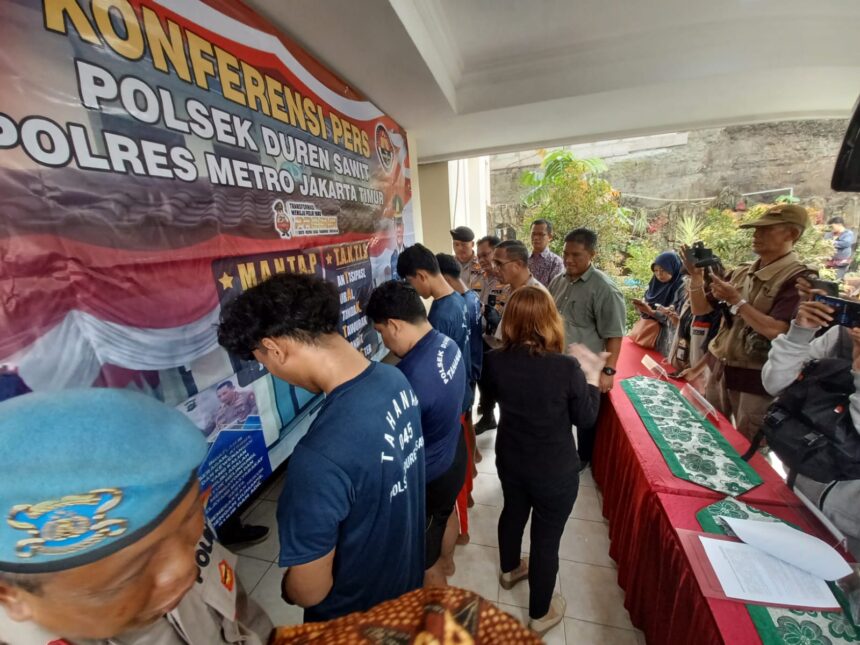 Kapolres Metro Jakarta Timur, Kombes Nicolas Ary Lilipaly didampingi Kapolsek Duren Sawit, AKP Sutikno saat meminta keterangan pada empat tersangka berinisial DY, APB, BFB dan MAI diamankan dari kawasan Cileungsi, Jawa Barat, dengan barang bukti sejumlah celurit, batu dan stik golf di Mapolsek Duren Sawit, Jumat (15/3) siang. Foto: Joesvicar Iqbal/ipol.id