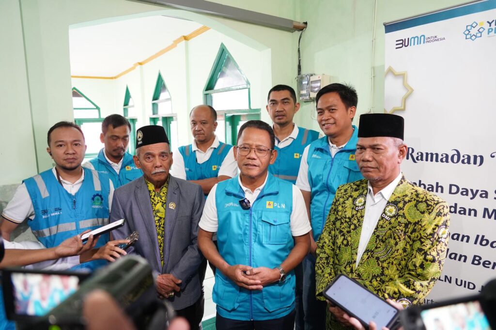 General Manager PLN UID Jakarta Raya, Lasiran (tengah) bersama dengan Ketua DMI Provinsi DKI Jakarta, Drs. KH. Makmun Al Ayubi (paling kanan) berkolaborasi untuk menyukseskan program Ramadan Terang ini