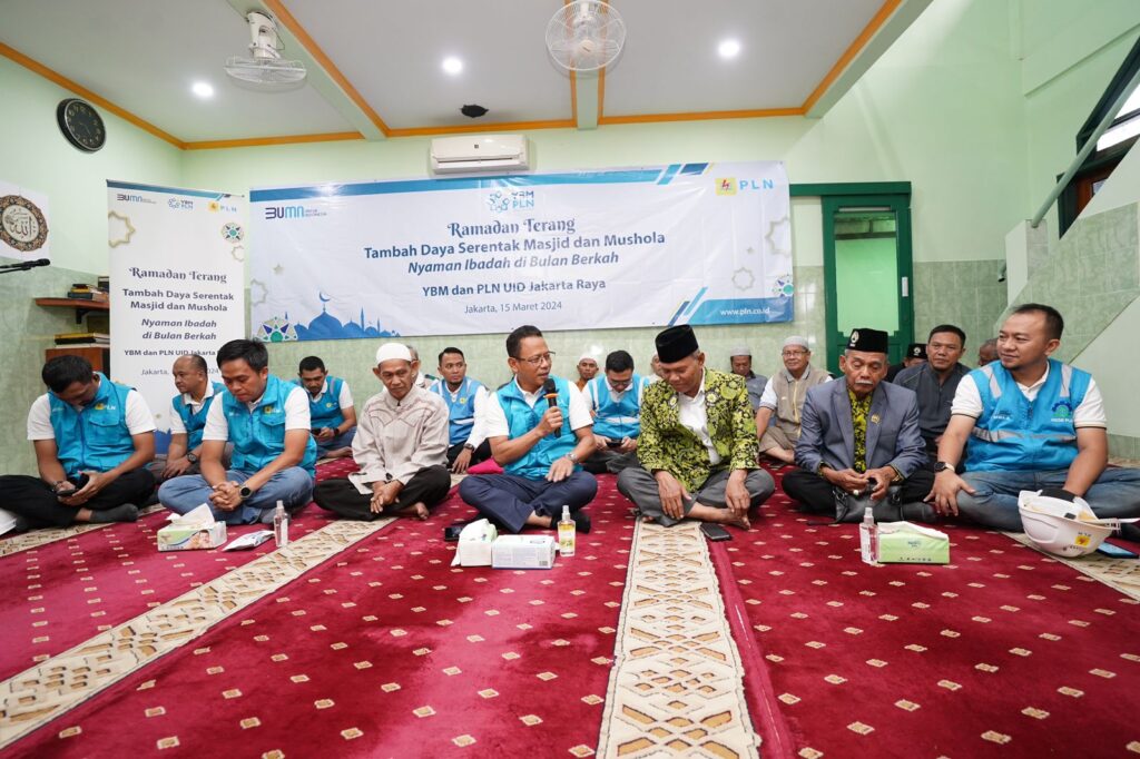 General Manager PLN UID Jakarta Raya, Lasiran (tengah) bercengkrama dengan segenap perwakilan DMI dan DKM Masjid Miftahul Jannah