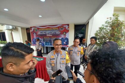 Kapolres Metro Jakarta Timur, Kombes Nicolas Ary Lilipaly didampingi Kapolsek saat menggelar kasus tawuran hingga merenggut nyawa remaja berinisial SSA, 20, di Mapolsek Duren Sawit, Jumat (15/3) siang. Foto: Joesvicar Iqbal/ipol.id