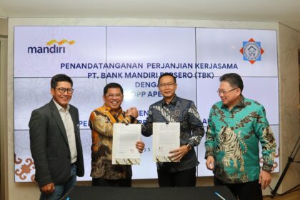 Penandatanganan kerjasama yang dilakukan oleh Direktur Jaringan & Retail Banking Bank Mandiri Aquarius Rudianto dan Ketua Umum APERSI Junaidi Abdillah di Jakarta, Jumat (15/3/2024). Foto: Dok Bank Mandiri