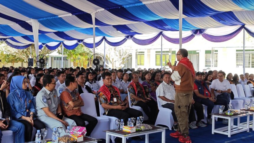 Staf Khusus Menteri BUMN, Arya Sinulingga dalam Gen Z activation yang ke-22 di SMA Negeri 1 Kabanjahe, Kabupaten Karo, Sumatera Utara, Kamis. Foto: Kementerian BUMN