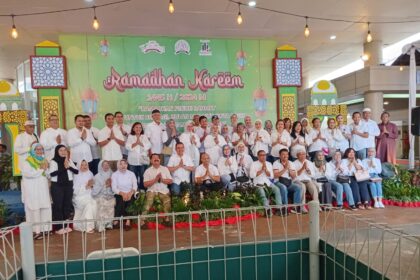 Suasana saat pelaksanaan pembagian sebanyak 3.000 paket bingkisan sembako Ramadan di Tower Kemuning, Apartemen Kalibata City, Pancoran, Jakarta Selatan, Jumat (15/3). Foto: Ist