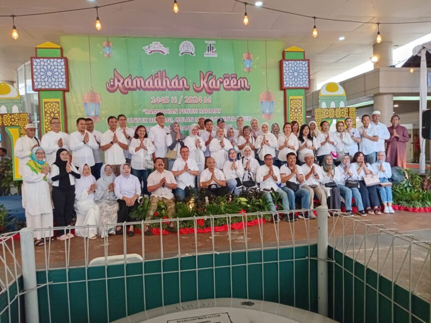 Suasana saat pelaksanaan pembagian sebanyak 3.000 paket bingkisan sembako Ramadan di Tower Kemuning, Apartemen Kalibata City, Pancoran, Jakarta Selatan, Jumat (15/3). Foto: Ist