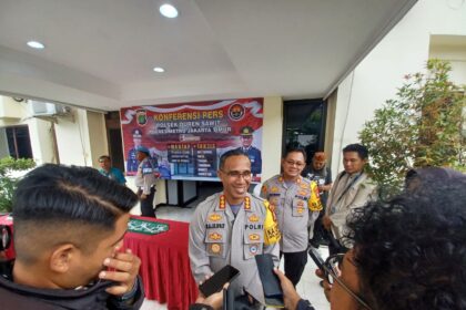 Kapolres Metro Jakarta Timur, Kombes Pol Nicolas Ary Lilipaly didampingi Kapolsek Duren Sawit, AKP Sutikno dan jajaran di Mapolsek Duren Sawit. Foto: Joesvicar Iqbal/ipol.id