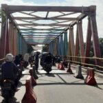 Jalan di jembatan Cisadane Kalibaru, Kecamatan Pakuhaji Kabupaten Tangerang rusak parah. Beberapa titik amblas dan retak-retak. Foto/ist