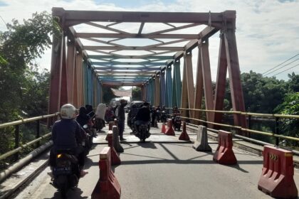 Jalan di jembatan Cisadane Kalibaru, Kecamatan Pakuhaji Kabupaten Tangerang rusak parah. Beberapa titik amblas dan retak-retak. Foto/ist