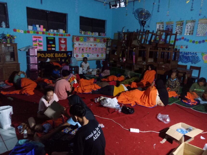 Suasana tempat pengungsian warga terdampak banjir di SDN 02 Dorang, Kabupaten Jepara, Jawa Tengah, Minggu (17/3). Foto: BPBD Kabupaten Jepara
