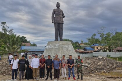 Wakil Bupati Kutai Kartanegara (Kukar), Rendi Solihin saat berkunjung ke Taman Sangasanga, lokasi berdirinya Patung Proklamator Indonesia, Soekarno atau Bung Karno. Foto: Istimewa