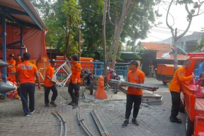 Tim Badan Penanggulangan Bencana Daerah (BPBD) Provinsi Jawa Timur mendirikan tenda pengungsian bagi pasien terdampak gempa di Rumah Sakit Unair Surabaya, Kota Surabaya, Jawa Timur, pada Jumat (22/3). Foto: BPBD Provinsi Jawa Timur