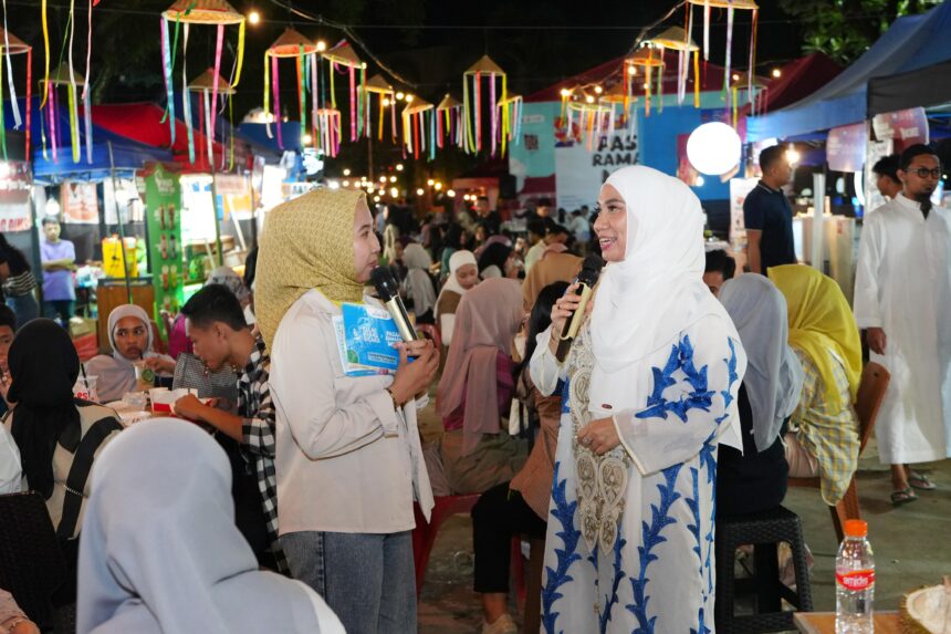 Penjabat Ketua Tim Penggerak PKK Sulawesi Selatan, Sofha Marwah Bahtiar saat mengunjungi Pasar Ramadan Mulo, di Gedung Mulo, Jalan Jenderal Sudirman No.23 Makassar. Foto: Pemprov Sulsel