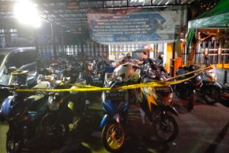 Aparat Polsek Pasar Rebo mengamankan puluhan remaja diduga terlibat aksi balap liar dengan menggunakan kendaraan knalpot tidak standar (brong) di Jalan Raya Bogor, Pasar Rebo, Jakarta Timur, Sabtu (23/3) dini hari. Foto: Dok Polres Jaktim