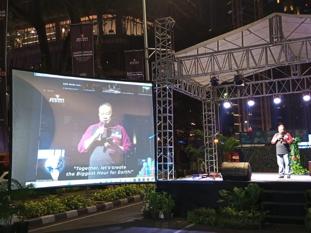 Artha Graha Peduli (AGP) Bersama  Earth Hour Jakarta (EHJKT) memperingati Earth Hour 2024 di SCBD Weekland, kawasan bisnis SCBD Jakarta pada Sabtu (23/3/2024) malam. 