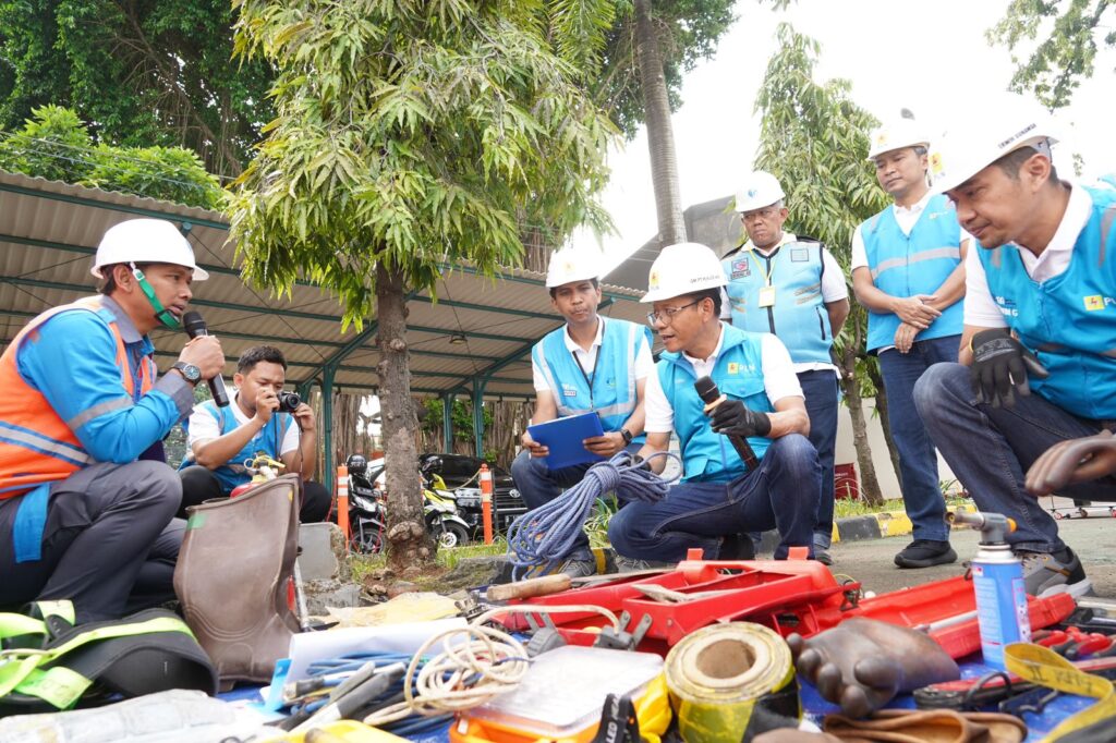 _Check point_ peralatan K3 dan peralatan kerja Yantek dilakukan langsung oleh General Manager PLN UID Jakarta Raya, Lasiran didampingi seluruh Senior Manager dan Direktur Perusahaan Mitra Kerja Yantek