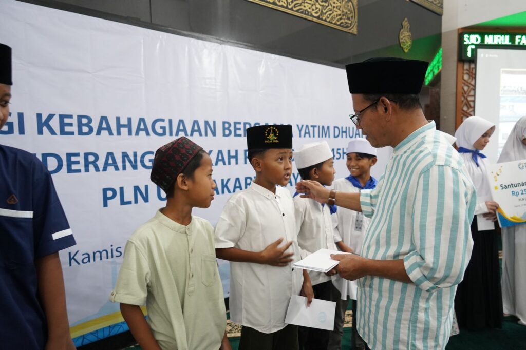 General Manager PLN UID Jakarta Raya, Lasiran saat menyerahkan santuan kepada adik-adik perwakilan dari Yayasan Masjid Al Firdaus