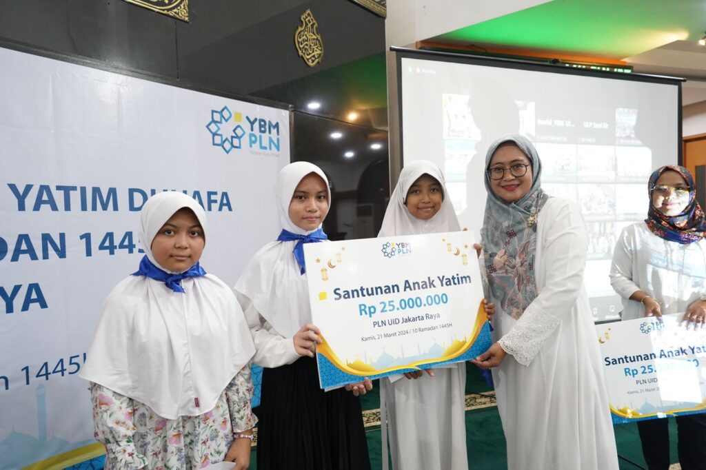 General Manager PLN UID Jakarta Raya, Lasiran saat menyerahkan santuan kepada adik-adik perwakilan dari Yayasan Masjid Al Firdaus