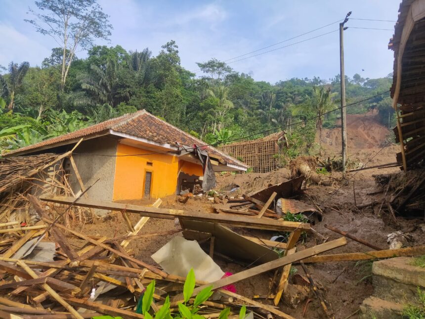 Kondisi wilayah terdampak banjir bandang dan tanah longsor di Kampung Gintung, Desa Cibenda, Kecamatan Cipongkor, Kabupaten Bandung Barat, Jawa Barat, pada Senin (25/3). Foto: BPBD Kabupaten Bandung Barat