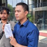 Koordinator Formastiko, Usman Abdul Fakih dengan memberikan beberapa bukti ke petugas terkait di Gedung KPK, Jakarta, Senin (25/3/2024).