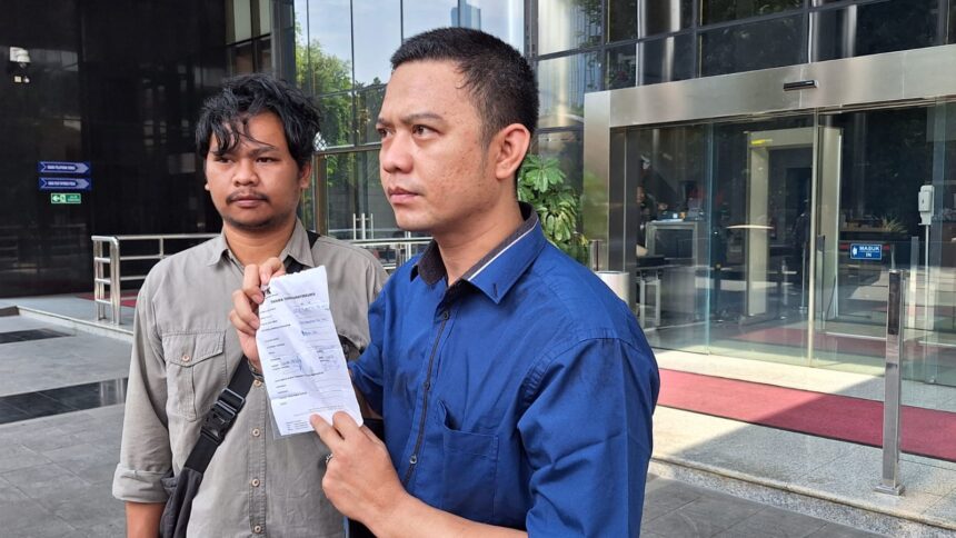 Koordinator Formastiko, Usman Abdul Fakih dengan memberikan beberapa bukti ke petugas terkait di Gedung KPK, Jakarta, Senin (25/3/2024).