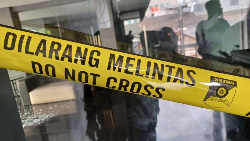 Aparat polisi memasang garis police line di tempat kejadian perkara (TKP) penembakan yang diduga dilakukan pelaku Gathan di perkantoran di kawasan Jatinegara, Jakarta Timur, belum lama ini. Foto: Dok/ipol.id