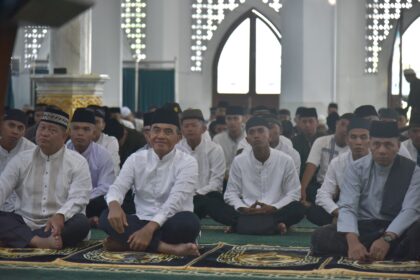 Panglima Kodam VI/Mulawarman saat memberikan sambutannya saat menghadiri peringatan Nuzulul Qur'an yang di gelar di Masjid Sudirman Balikpapan yang di hadiri seluruh pejabat, prajurit dan pegawai negeri sipil Kodam VI/Mulawarman, Selasa 26 Maret 2024.