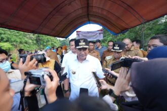 Penjabat Gubernur Sulawesi Selatan, Bahtiar Baharuddin, konsisten dalam pelaksanaan program prioritas ketahanan pangan sekaligus mencegah kemiskinan ekstrem melalui program  bantuan 100 juta benih ikan.