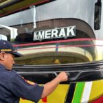Sejumlah petugas Unit Pelayanan Pengujian Kendaraan Bermotor (UP PKB) Pulogadung, Jakarta Timur, saat pemeriksaan bus Antar Kota Antar Provinsi (AKAP) dalam pra ramp check di Terminal Bus Kampung Rambutan, Rabu (27/3). Foto: Ist