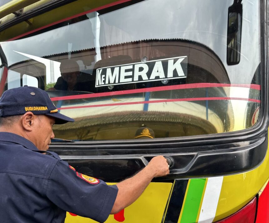 Sejumlah petugas Unit Pelayanan Pengujian Kendaraan Bermotor (UP PKB) Pulogadung, Jakarta Timur, saat pemeriksaan bus Antar Kota Antar Provinsi (AKAP) dalam pra ramp check di Terminal Bus Kampung Rambutan, Rabu (27/3). Foto: Ist