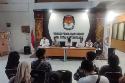 Foto : Ketua KPU Kukar Rudi Gunawan (tengah) bersama 4 Komisioner lainnya yang baru dilantik saat melakukan siaran pers kepada awak media