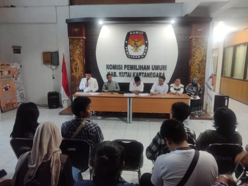 Foto : Ketua KPU Kukar Rudi Gunawan (tengah) bersama 4 Komisioner lainnya yang baru dilantik saat melakukan siaran pers kepada awak media