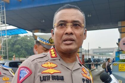 Dirlantas Polda Metro Jaya, Kombes Pol Latif Usman di lokasi kejadian kecelakaan tabrakan beruntun di Gerbang Tol Halim Utama, Jakarta Timur, Rabu (27/3). Foto: Ist