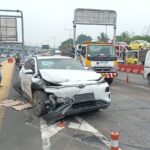 Kondisi mobil listrik Hyundai warna putih mengalami rusak berat saat terjadinya kecelakaan beruntun di Gerbang Tol Halim Utama, Jakarta Timur, pada Rabu (27/3). Satu dari empat korban kecelakaan mengalami luka serius dan dirawat di RSU Universitas Kristen Indonesia (UKI). Foto: dok pol