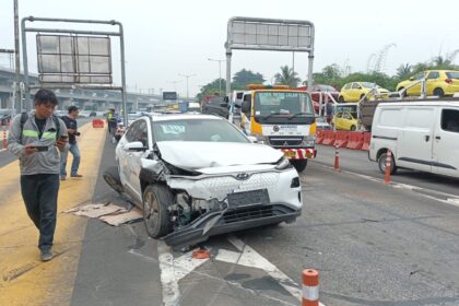 Kondisi mobil listrik Hyundai warna putih mengalami rusak berat saat terjadinya kecelakaan beruntun di Gerbang Tol Halim Utama, Jakarta Timur, pada Rabu (27/3). Satu dari empat korban kecelakaan mengalami luka serius dan dirawat di RSU Universitas Kristen Indonesia (UKI). Foto: dok pol