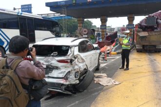 Subdit Gakkum dan Unit Laka Satlantas Jakarta Timur melakukan olah tempat kejadian perkara (TKP) pada kasus kecelakaan beruntun di Gerbang Tol Halim Utama, Jakarta Timur, pada Rabu (27/3) siang. Foto: Ist