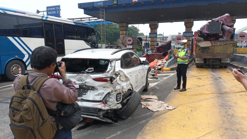 Subdit Gakkum dan Unit Laka Satlantas Jakarta Timur melakukan olah tempat kejadian perkara (TKP) pada kasus kecelakaan beruntun di Gerbang Tol Halim Utama, Jakarta Timur, pada Rabu (27/3) siang. Foto: Ist