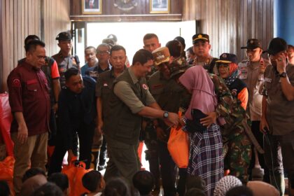 Kepala Badan Nasional Penanggulangan Bencana (BNPB) Letjen TNI Suharyanto (Rompi hijau) saat melakukan peninjauan dan memberikan bantuan logistik dan DSP ke sejumlah warga (pengungsi) di GOR Betah di Desa Cibenda, Kecamatan Cipongkor, Bandung Barat, Rabu (27/3). Foto: BNPB